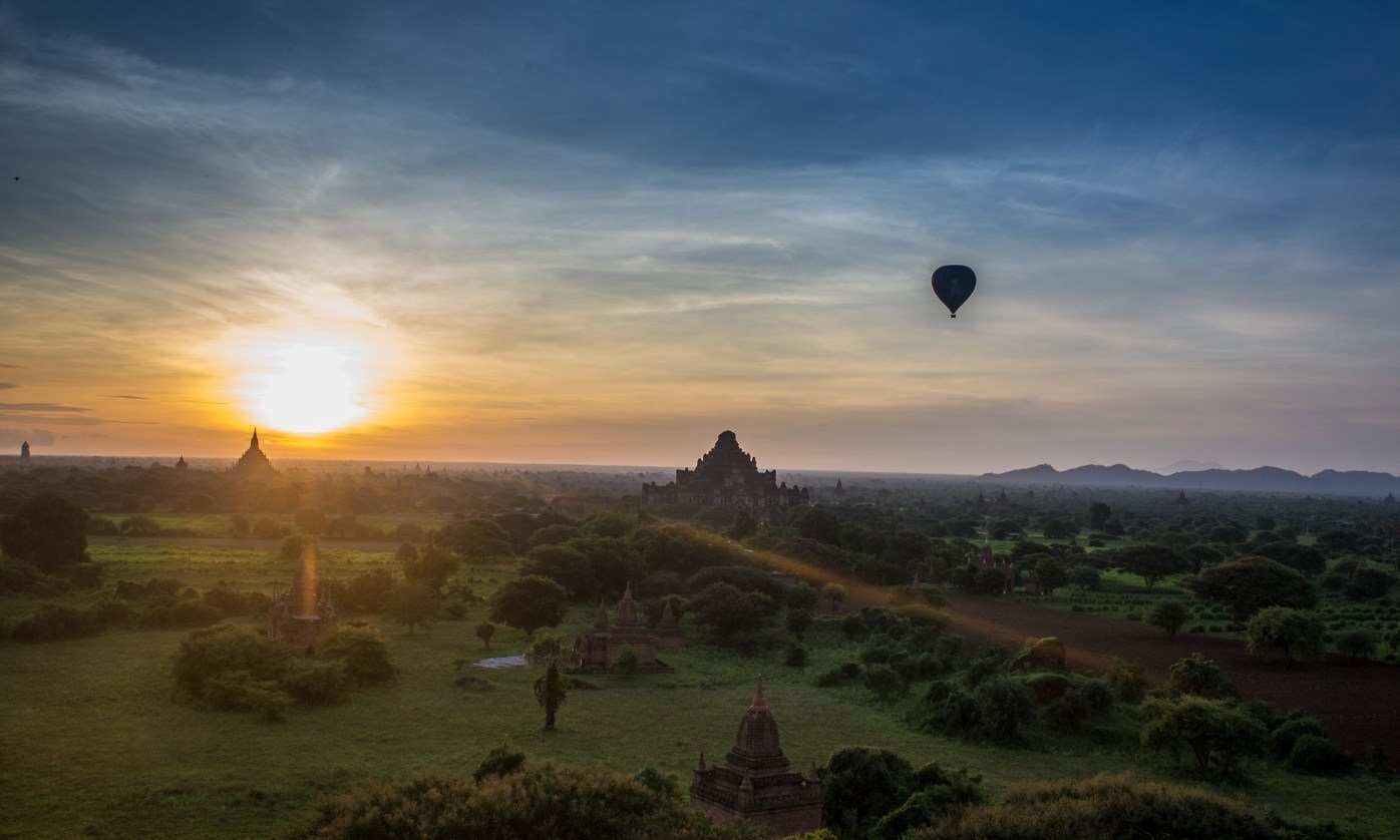 Khinh khí cầu lúc mặt trời mọc ở Bagan